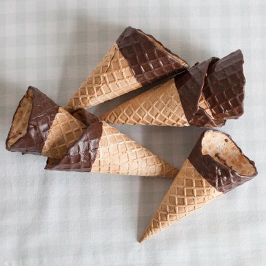 Medium Choc Dip Waffle Cone (70mm x 155mm)